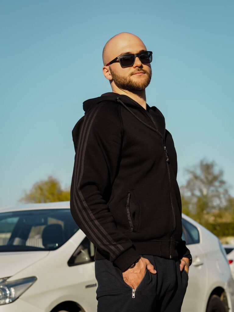 Кирилл-инструктор по вождению.